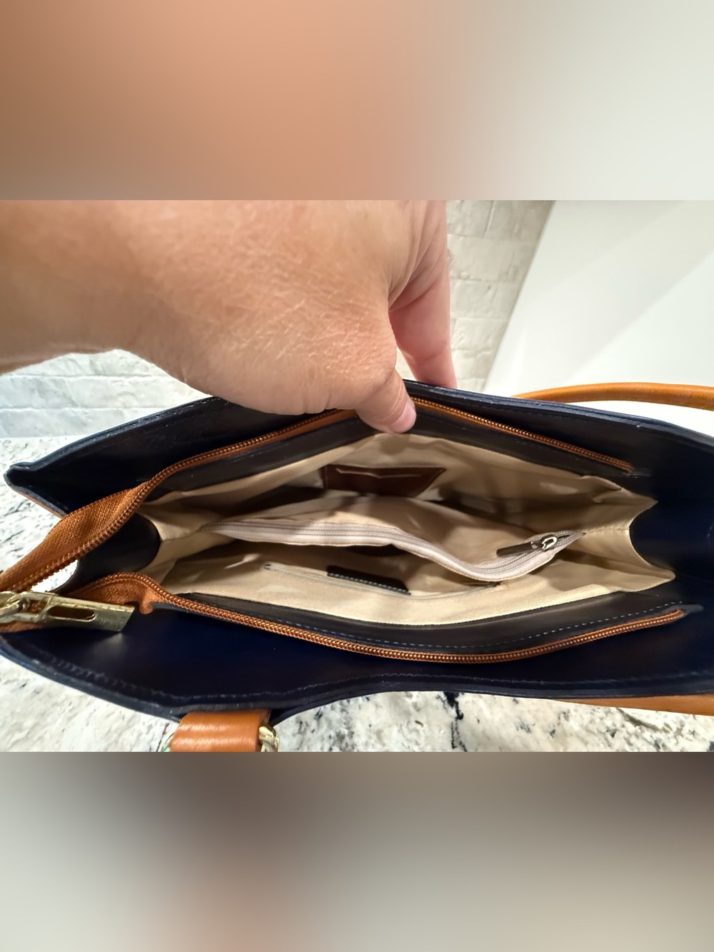 Vera Pelle EUC Navy & Tan Leather Shoulder Bag - Picture 7 of 8
